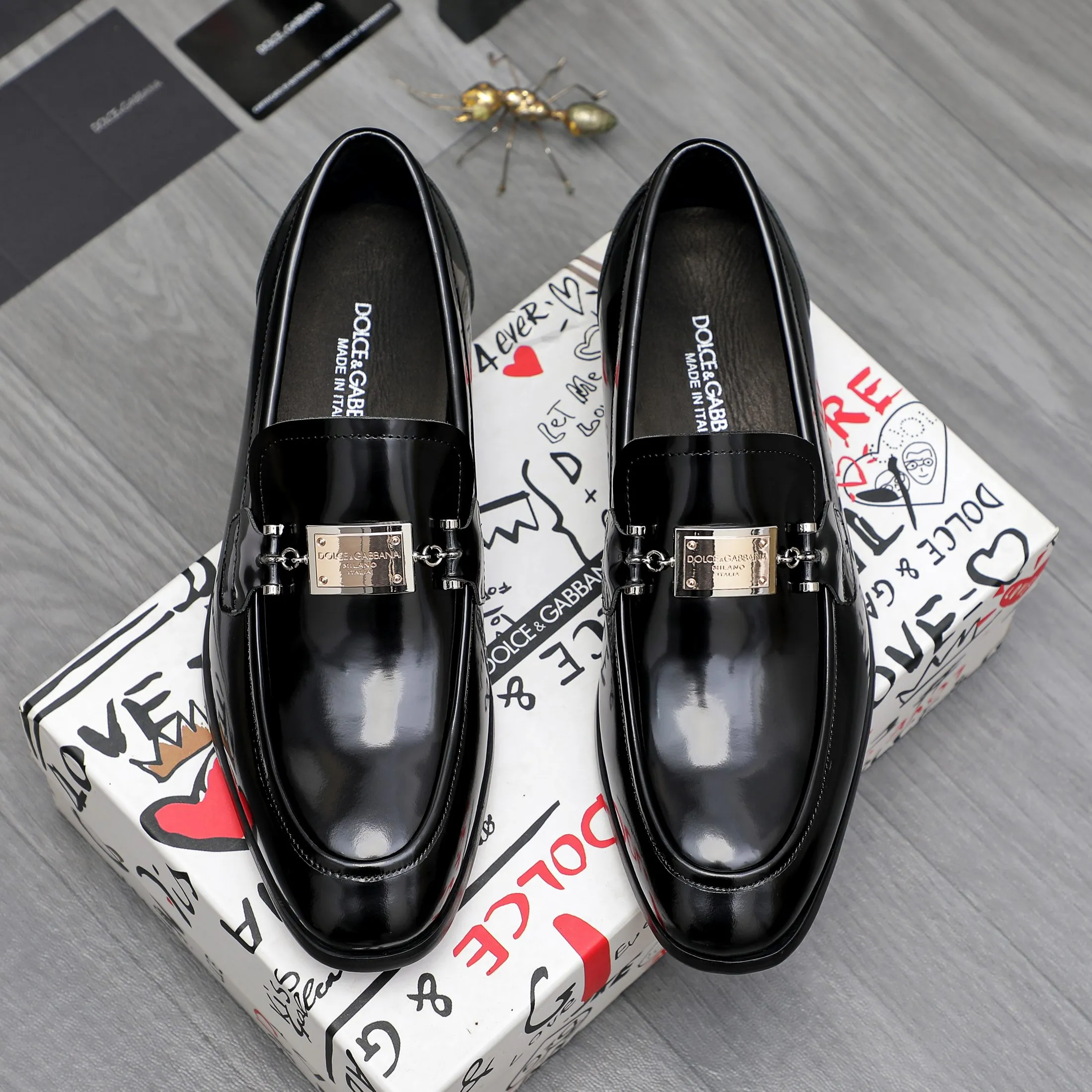 Men's shoes 💰500 Product trademark: DG (Dolce & Gabbana) business casual leather shoes Regular size: 38-45 (45 is custom-made and non-returnable) Product materials: Selected pearlescent cowhide upper, cowhide lining, original outsole